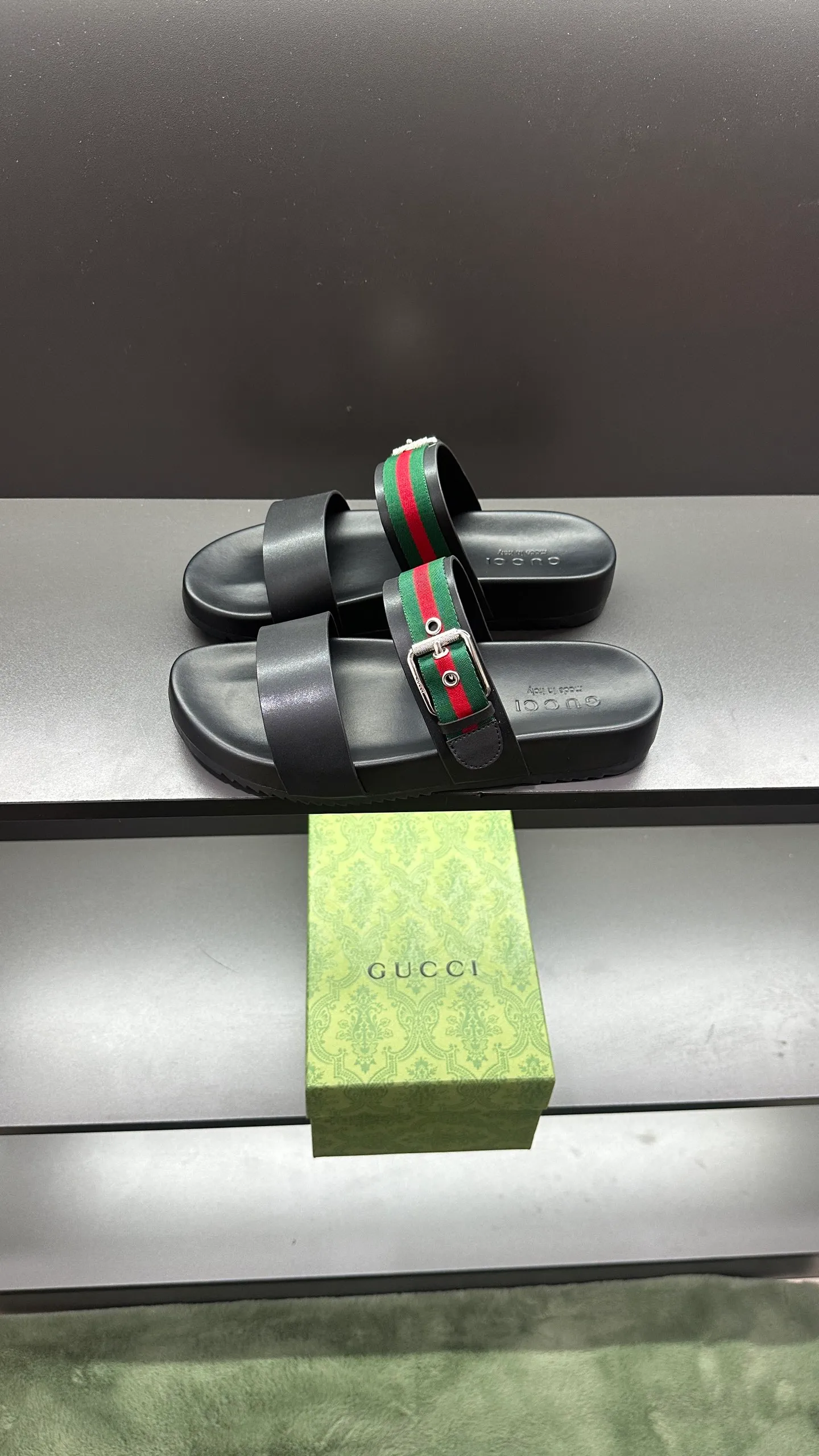[G Home New Style] P: 300💰Men's size 39~45, (46. Customized) This slipper is made of GG polyester fiber and is decorated with a Gucci label on the front, which adds a striking logo feel to the style. "Gucci Made in Italy" stamped label Rubber sole Flat Made in Italy
